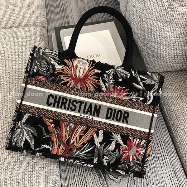 Dior偽物 2020SS新作 “ BOOK TOTE” S フラワー (ブラック) M1296ZWFC_M911